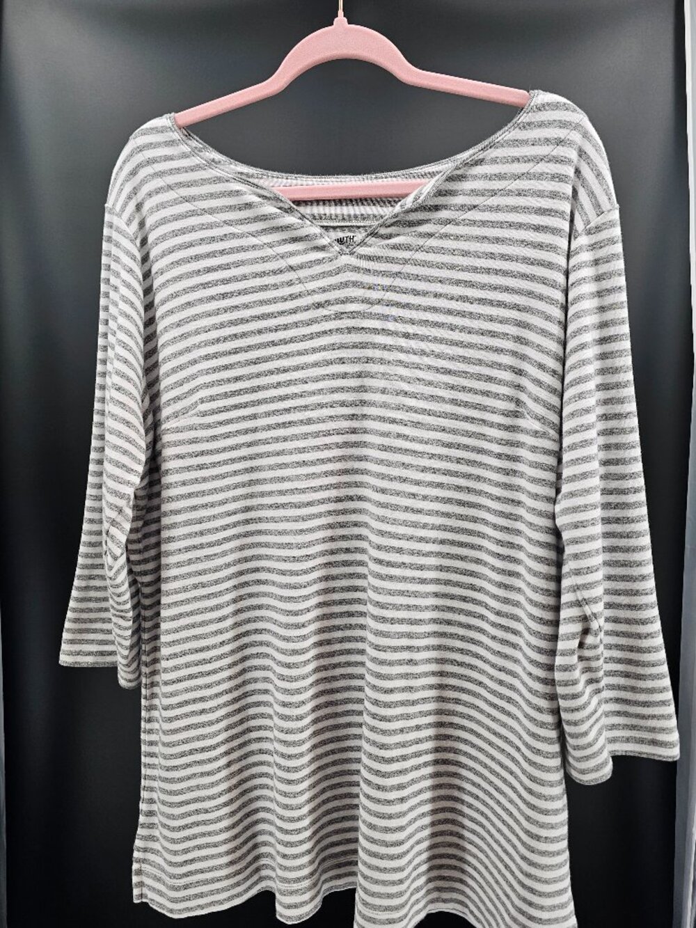 1x Gray/white horizontal striped Duluth 3/4 sleeve cotton tunic V-notch neck